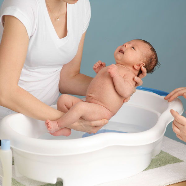 Tắm và giữ vệ sinh da cho bé sạch sẽ để điều trị bệnh tốt nhất