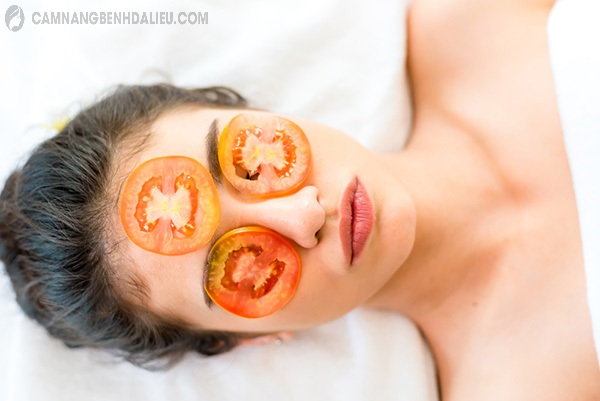 Đắp mặt nạ cà chua giảm mụn thâm, ngừa sẹo hiệu quả