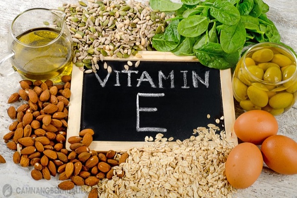 Bạn nên tăng cường ăn nhiều thực phẩm giàu vitamin E để giúp trị sẹo từ bên trong cơ thể