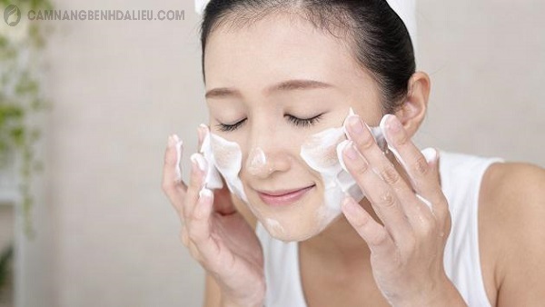 Bạn nên vệ sinh da sạch sẽ để hỗ trợ điều trị mụn viêm tại nhà hiệu quả