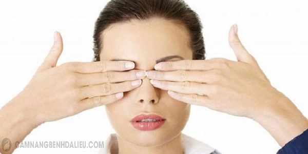 Massage vùng mắt xóa nếp nhăn hiệu quả