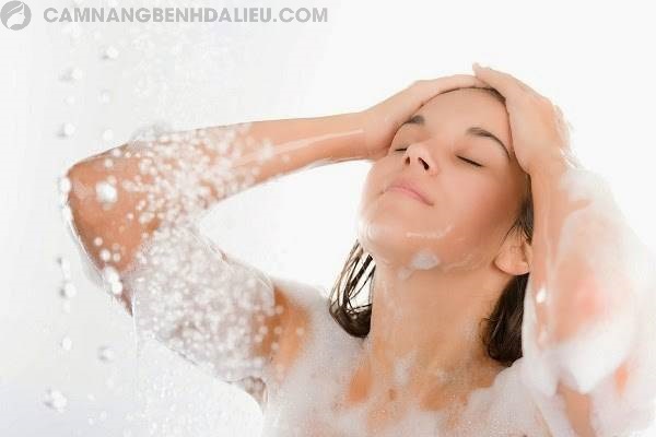 Tắm rửa hàng ngày là bí quyết đầu tiên phòng các bệnh ngoài da