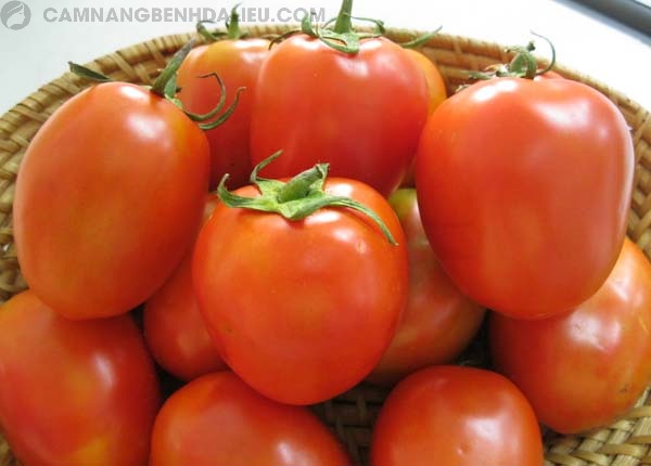 Sự kết hợp giữa muối và cà chua giúp trị mụn đầu đen