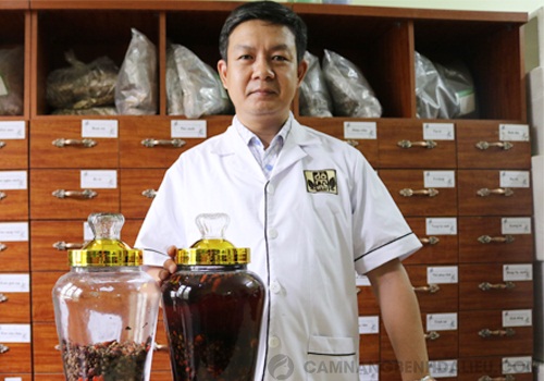 Lương y Đỗ Minh Tuấn, truyền nhân đời thứ 5 và là giám đốc chuyên môn nhà thuốc gia truyền dòng họ Đỗ Minh Đường, người lưu giữ và phát triển bài thuốc đặc trị nấm da đầu