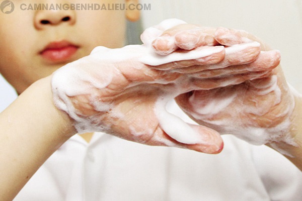 Rửa tay sạch bằng xà phòng để tiêu diệt vi khuẩn