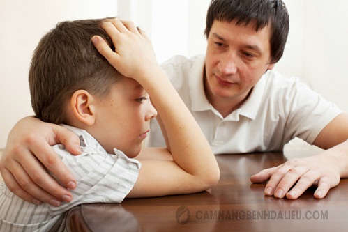 Cha mẹ cần tâm sự an ủi trẻ, tránh cho trẻ bị mặc cảm