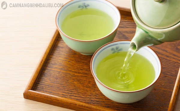 Uống nước trà xanh giúp tiêu viêm, hỗ trợ trị mụn đầu đinh