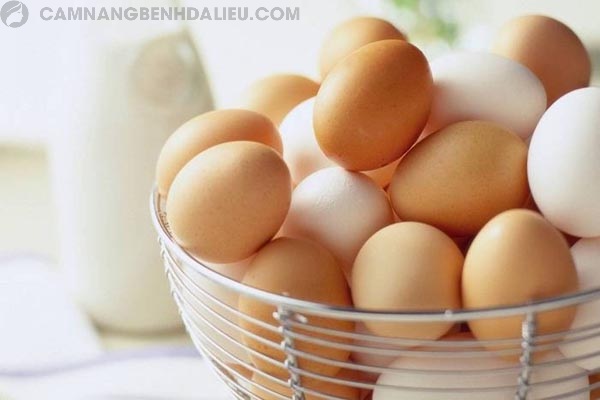 Trứng gà chứa chất retinol có công dụng kháng khuẩn, ngăn ngừa mụn đầu đen