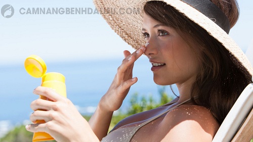 Sử dụng kem chống nắng để bảo vệ da