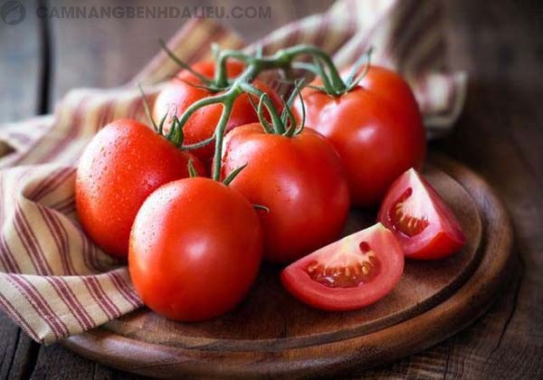 Cà chua có tính axit giúp trị mụn hiệu quả