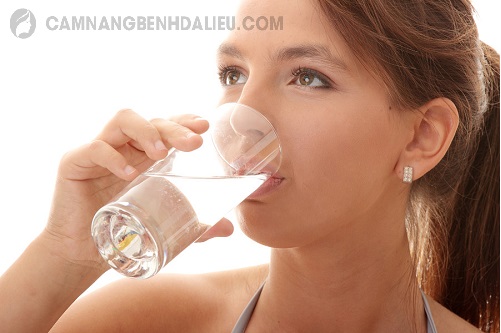 Uống nhiều nước sẽ giúp bạn có làn da khỏe mạnh, tươi tắn