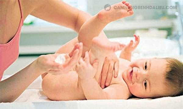 Chữa viêm da cơ địa ở trẻ sơ sinh với thuốc bôi