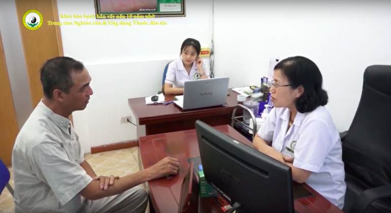 Ông Chu Trần Nhã tìm tới Trung tâm Nghiên cứu và Ứng dụng Thuốc dân tộc để được thăm khám