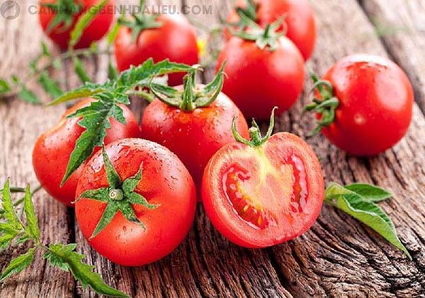 Cách trị tàn nhang tại nhà bằng cà chua