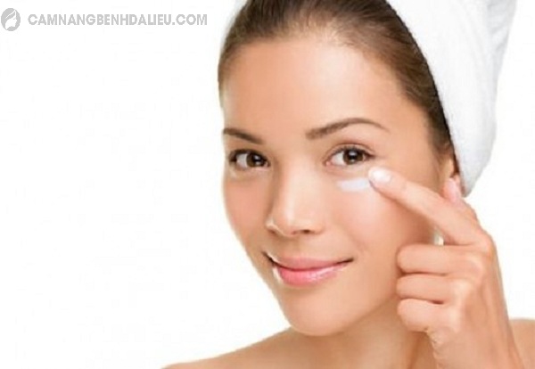 Các bạn nên sử dụng kem chống nhăn vùng mắt mỗi ngày để đạt hiệu quả tốt