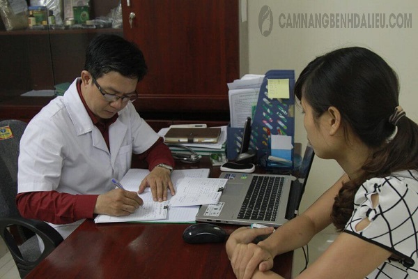 Lương Y Đỗ Minh Tuấn trực tiếp khám và kê đơn thuốc mề đay cho bệnh nhân