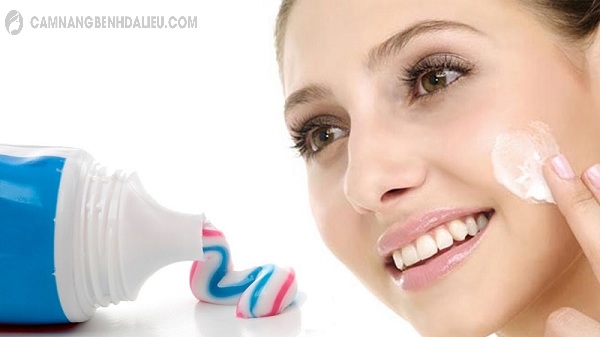 cách trị mụn đỏ không nhân hiệu quả bằng kem đánh răng