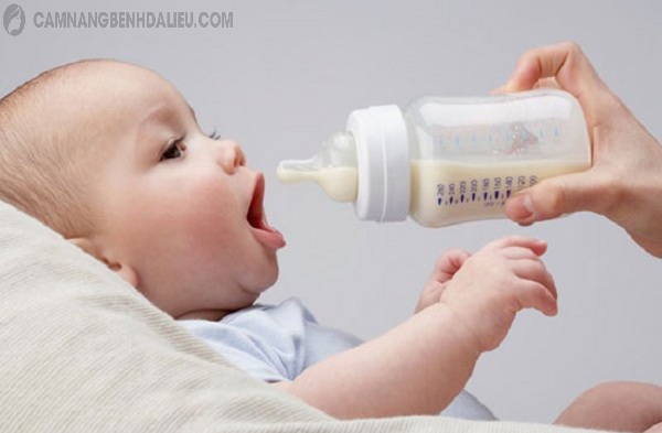 Để chữa mụn sữa cho trẻ, mẹ nên xây dựng chế độ ăn và vệ sinh sạch sẽ cho bé