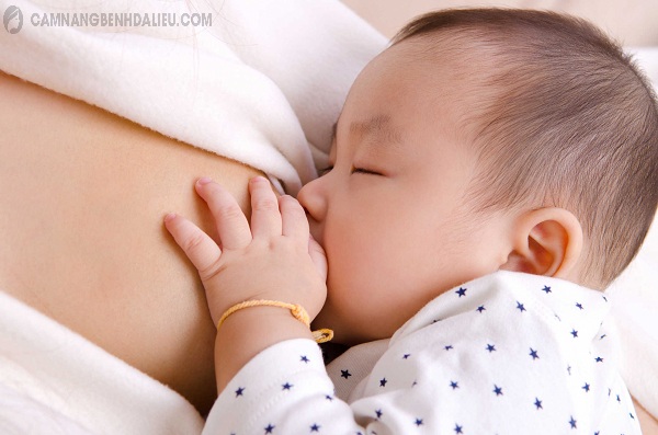 Mẹ nên cho bé bú thường xuyên để đảm bảo đủ dinh dưỡng cho trẻ