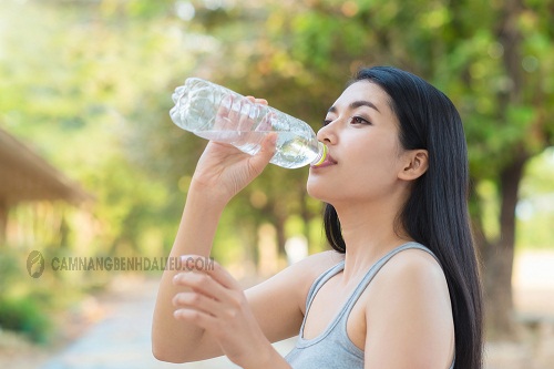 Người bệnh nấm da đầu cần uống đủ nước