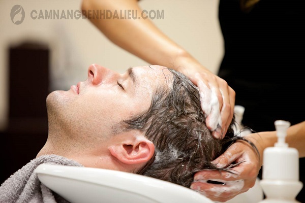 Sử dụng dầu gội đầu có nhiều hóa chất cũng là nguyên nhân gây á sừng da đầu