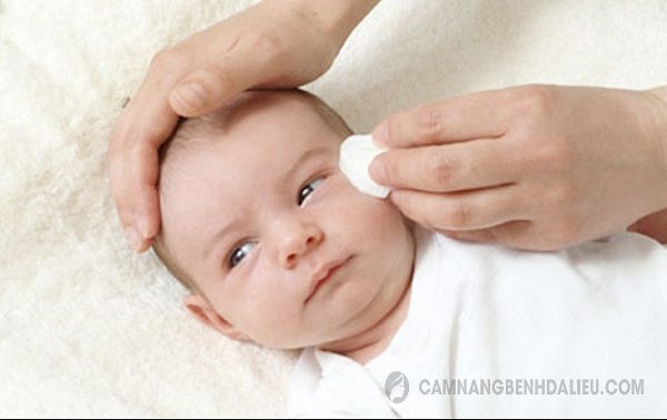Mẹ nên dùng các dung dịch sát khuẩn để làm sạch da cho bé