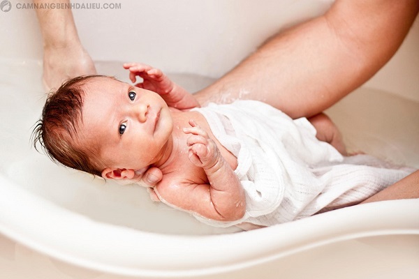 Khi con bị bệnh mẹ cần chú ý giữ vệ sinh da và tắm rửa hàng ngày cho con