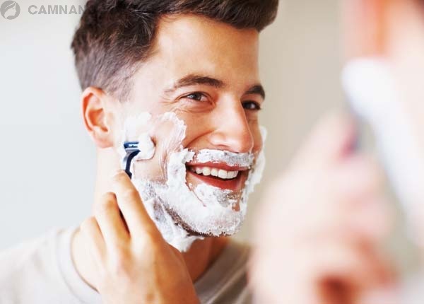 Cạo râu đúng cách để ngăn ngừa mụn