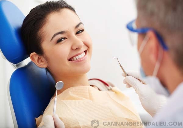 Thường xuyên kiểm tra răng miệng để phát hiện những dấu hiệu bất thường