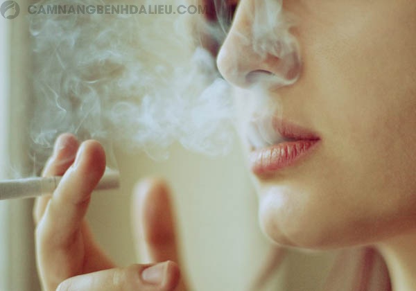 Nữ giới hút thuốc lá làm tăng nguy cơ mắc sùi mào gà