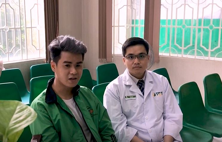 Anh Sang và Bác sĩ Bùi Thanh Tùng - người đã trực tiếp điều trị cho anh tại Trung tâm Thuốc dân tộc