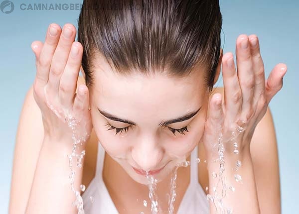 Rửa sạch mặt trước khi dùng kem trị mụn Magic Skin