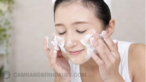 Rửa mặt đúng cách bằng sản phẩm thích hợp sẽ giúp phòng tránh viêm nang lông hiệu quả